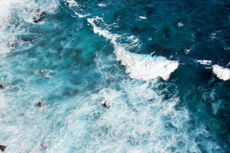 清晰的蓝色海洋背景图片