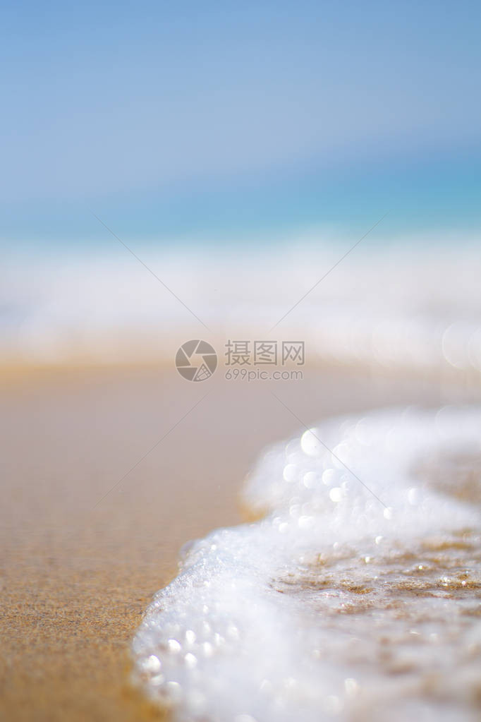 沙滩上的海浪泡沫图片