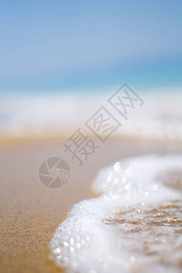 沙滩上的海浪泡沫图片