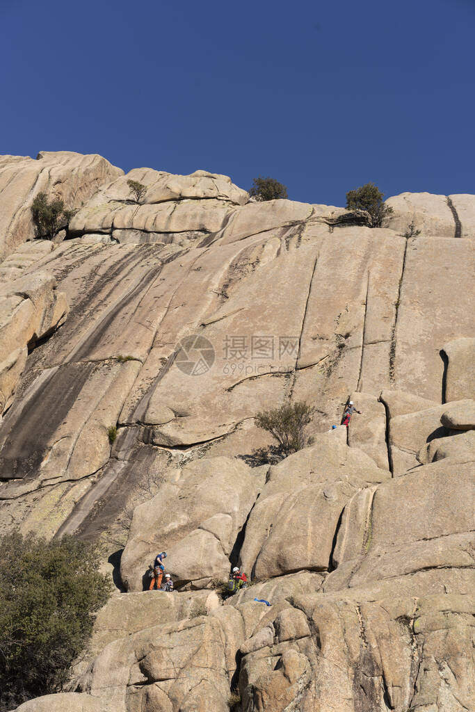 在西班牙马德里ManzanaresElReal的Guadarrama山区公园LaPedriza的一个巨大的花岗岩悬图片
