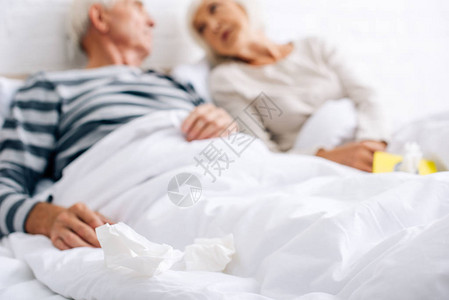 丈夫和妻子生病时有选择焦点图片