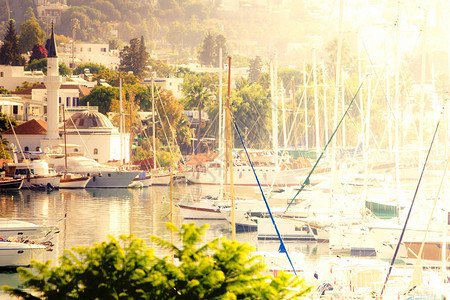 波德鲁姆的梦幻码头在一个阳光明媚的早晨挂着帆船停在一座古老的小奥托图片