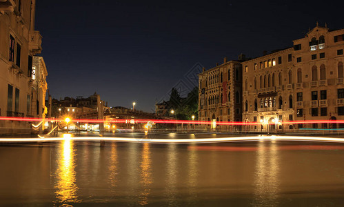 夜里威尼斯城市的灯光在宁静的威尼斯运图片