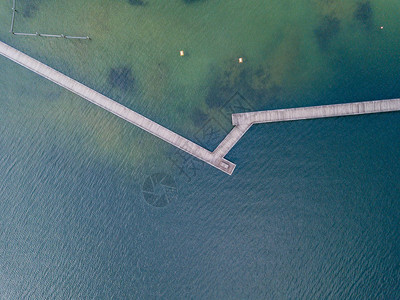 湖上人行天桥的鸟瞰图狭窄的木桥图片