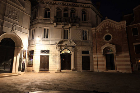 晚上穿过威尼斯安静的街道图片