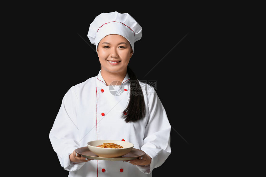 美丽的亚洲厨师深色背景中的菜肴图片
