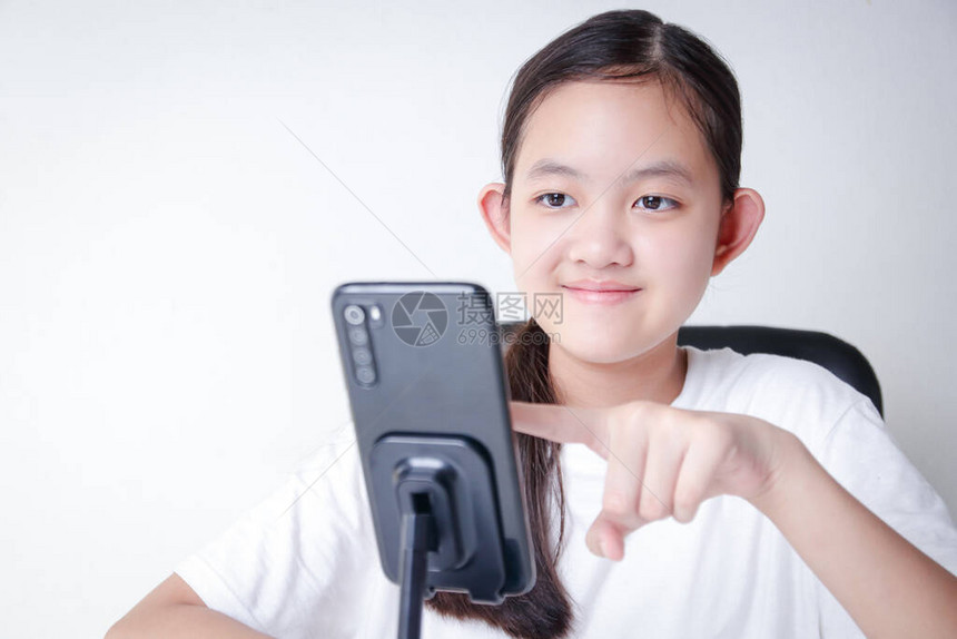 亚洲女孩使用智能手机摄像头在互联网上记录现场活动图片