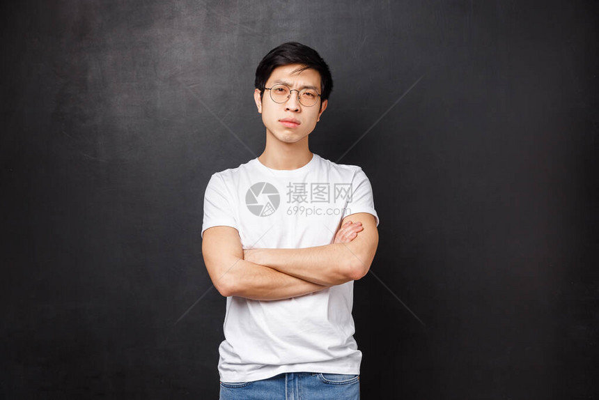 戴着眼镜的自信严肃的亚洲男子气概的肖像图片
