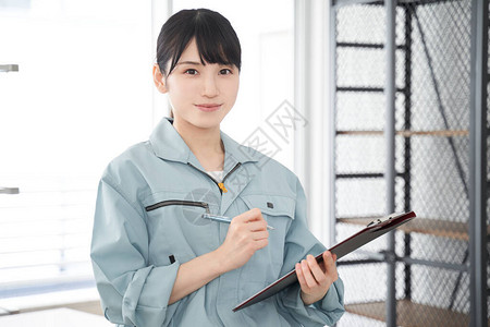 日本女工检查房屋设备图片