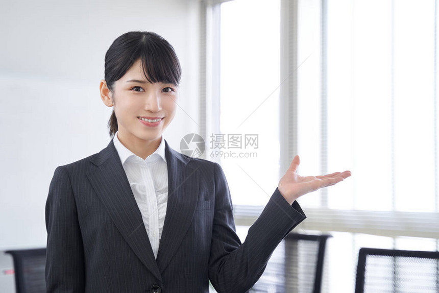 一个日本女人在办公室周围展示一个日本图片