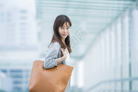 亚洲女商人穿着商务休闲服通勤到商业区图片