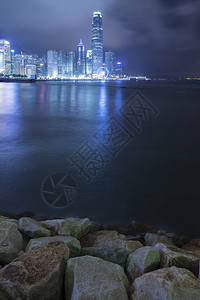 香港城市的天际线和港口在晚上图片