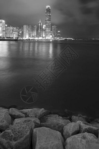 香港城市的天际线和港口在晚上图片
