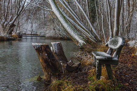 冬天在小溪边长凳有雪图片