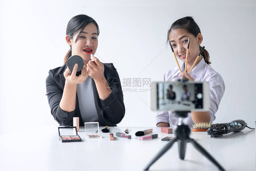 两位美女博主正在展示当前教程美容化妆品图片