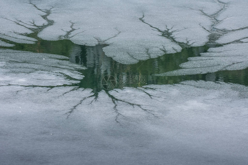冬天结冰的湖面上的缝隙图片