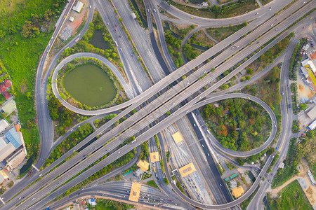 白天繁忙的高速公路口上方的鸟瞰图与曼谷东部外环路相交的高图片