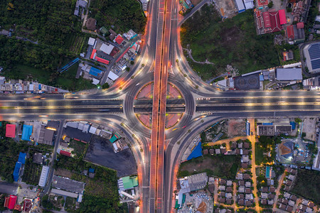 高速公路交叉口的鸟瞰图城市的顶视图曼谷图片