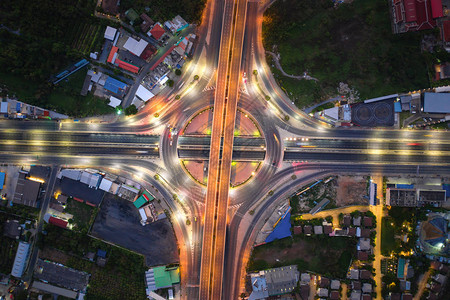 高速公路交叉口的鸟瞰图城市的顶视图图片