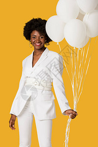 快乐的非洲女美国妇女持有气球图片