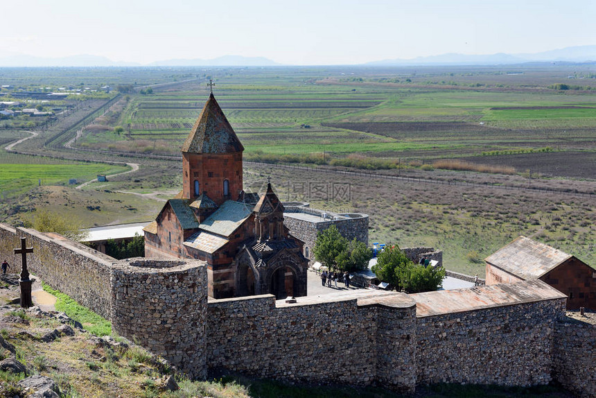 靠近KhorVirap边境的古代亚美尼亚堡垒修道院深地牢图片