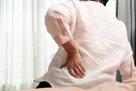 老年妇女在家背痛健康问题概念家庭痛图片