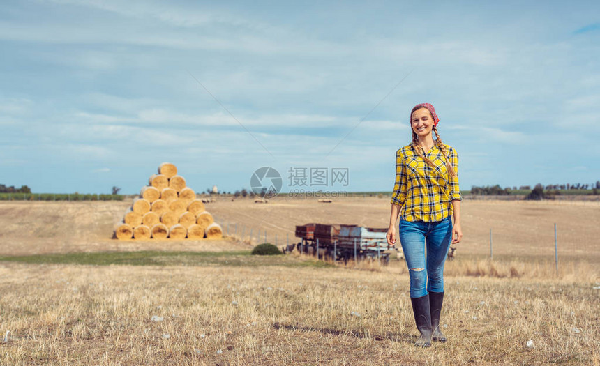在她的农场走向相机的农妇图片