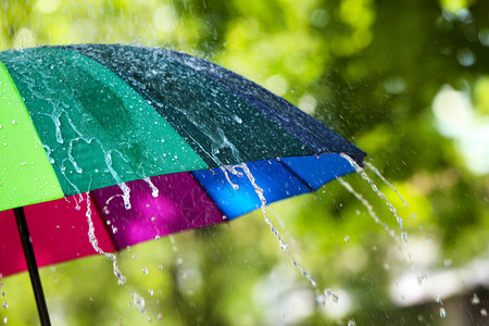 雨天户外五颜六色的雨伞图片