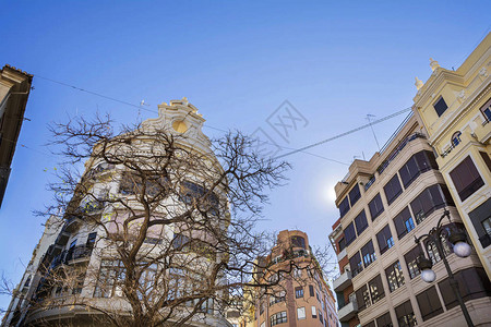 西班牙巴伦西亚市中心有建筑树木和蓝天图片