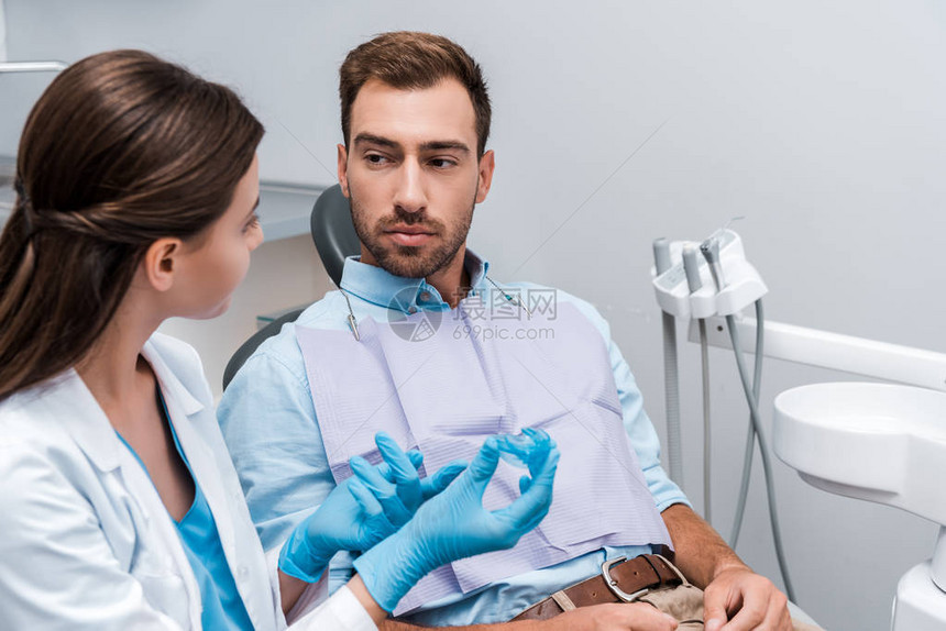 病人有选择地集中关注看牙医和手持图片