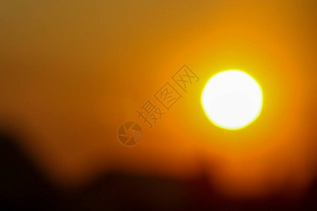 红色和黄色温暖阳光下日落背景摘要世界末日图片