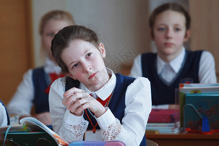 小学生在小学上课女孩看着老师俄罗斯的教育图片