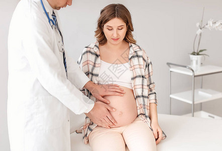 孕妇到诊所看男妇科医生图片