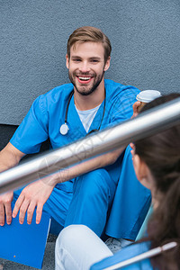 在休息时微笑的医学生谈话图片