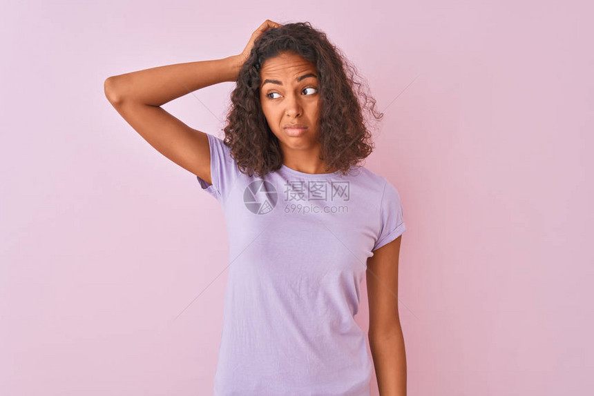 身穿T恤的年轻巴西女子站在孤立的粉红色背景上图片