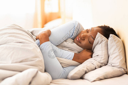 黑女人睡在早上在家卧床睡觉图片