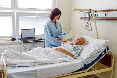 化疗病人躺在医院病床上图片