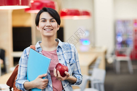 充满自信的成功学生女孩的肖像图片