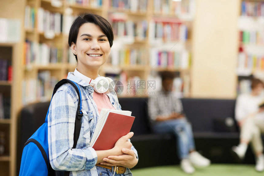 正面自信的女大学生图片