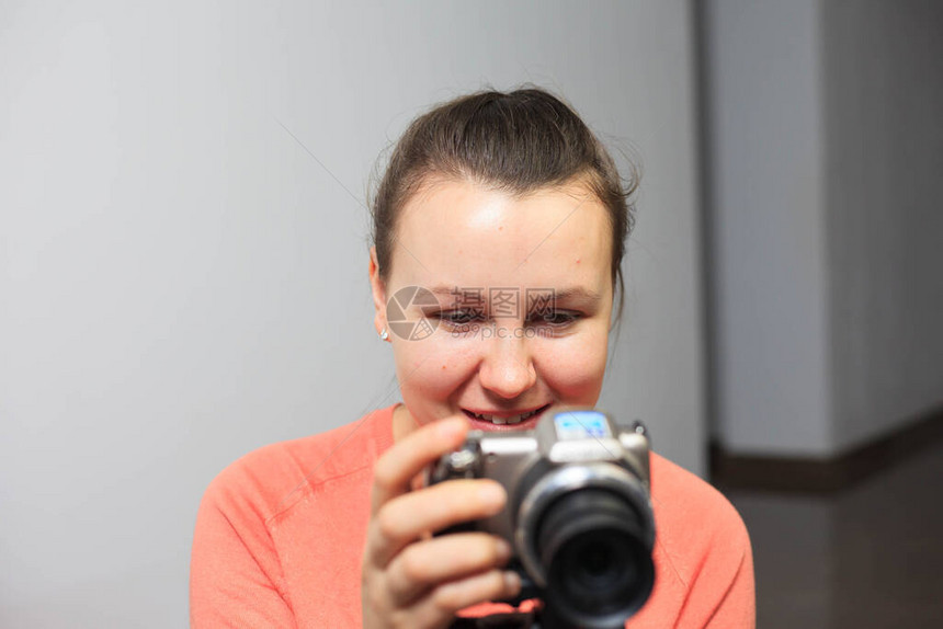 年轻女博客用专业摄影机录制她的订户影片图片