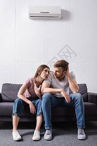 年青夫妇在家中用破气空调器坐在家里时遭图片