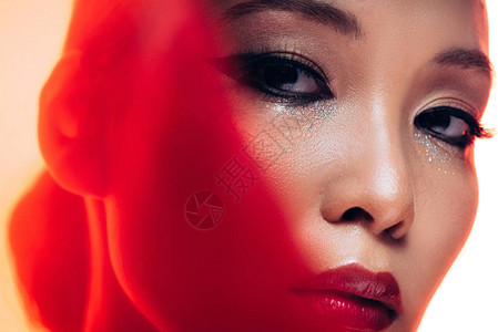 在红灯下化妆的完美亚洲女人背景图片