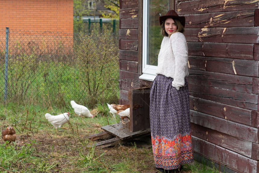 一名村女童站在鸡附近图片
