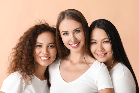 不同国籍的妇女在颜色背景背景图片