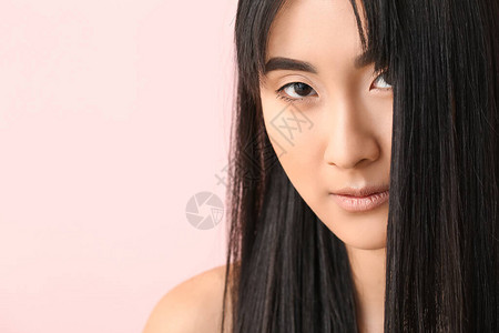年轻亚洲女人长发美丽肤色图片