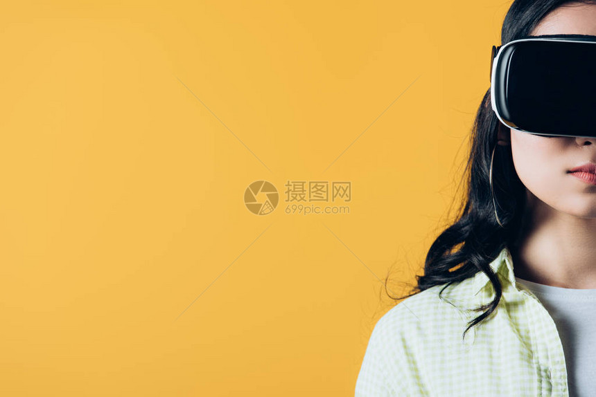 虚拟现实头盔中女孩的作物风景图片