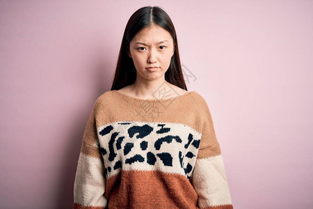 年轻美丽的亚洲女人穿着动物印刷时装毛衣图片