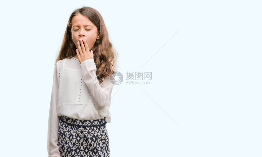 布莱奈特的西班牙女孩厌倦了用手遮住嘴疲倦的打哈图片