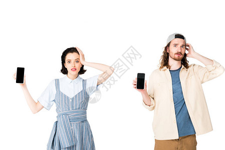 困惑的年轻男女青年与女孩手持智能手机图片