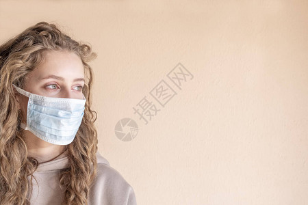 美丽的女孩带着医疗面具阻止科罗纳病图片